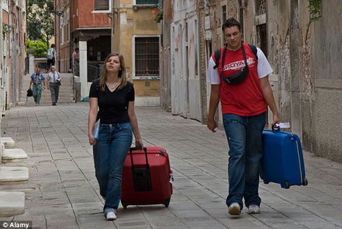 Khách du lịch kéo vali ở Venice sẽ bị phạt 600 USD - 1