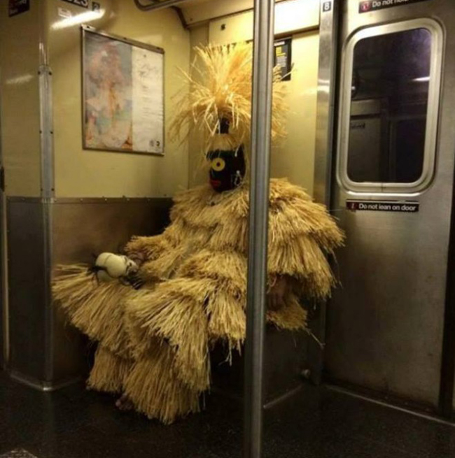 Người “bù nhìn” đi tàu điện ngầm
