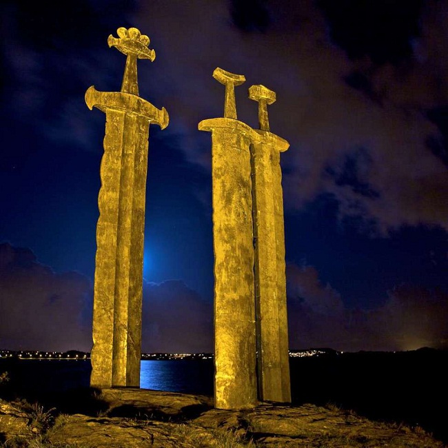 15 – Tượng đá gươm khổng lồ Sverd I Fjell (Gươm đá) ở Na Uy


