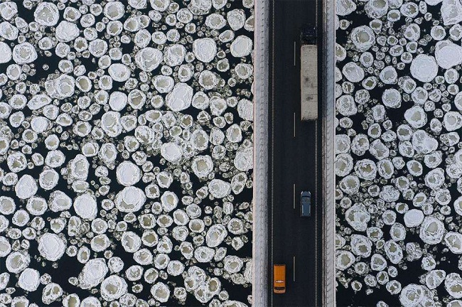 25 – Bức ảnh chụp phía trên một cây cầu băng qua sông băng


