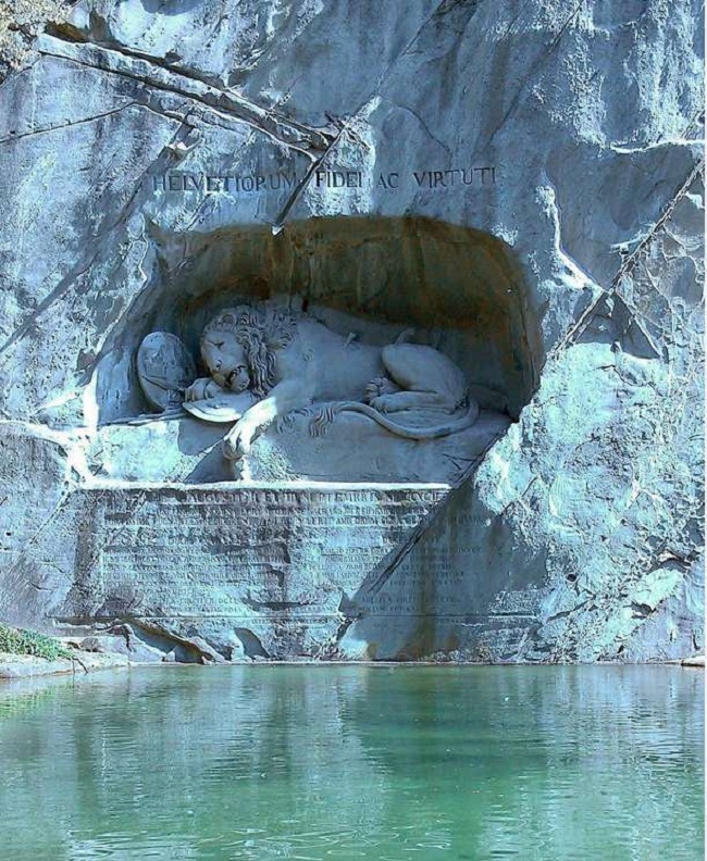 27 – Chú sư tử bị thương được khắc vào núi đá ở Luzern, Thụy Sĩ để vinh danh những người lính Thụy Sĩ tử nạn trong Cách mạng Pháp


