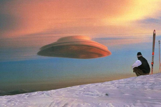 30 – Đám mây hột đậu trông như UFO
