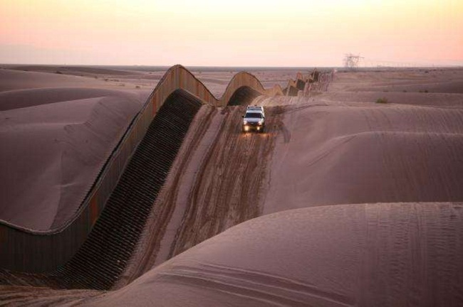 4 – Đoạn hàng rào hình sin này năm ở đụn cát Algodones, Nam California, Mỹ


