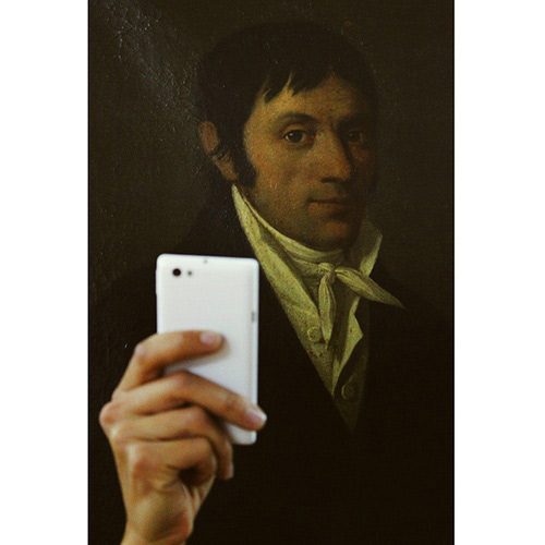 Khi người xưa "tự sướng" với điện thoại thời nay - 7