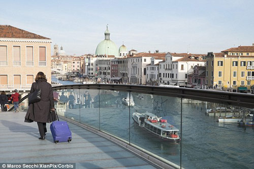 Venice phủ nhận luật cấm du khách kéo vali trên phố - 1