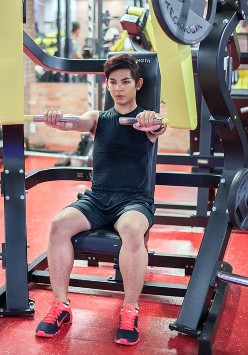 Sơn Ngọc Minh mướt mồ hôi tập cơ bụng "6 múi" - 2