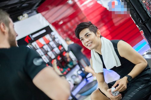 Sơn Ngọc Minh mướt mồ hôi tập cơ bụng "6 múi" - 9