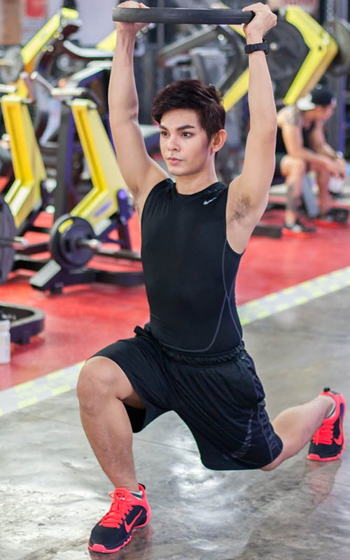 Sơn Ngọc Minh mướt mồ hôi tập cơ bụng "6 múi" - 3