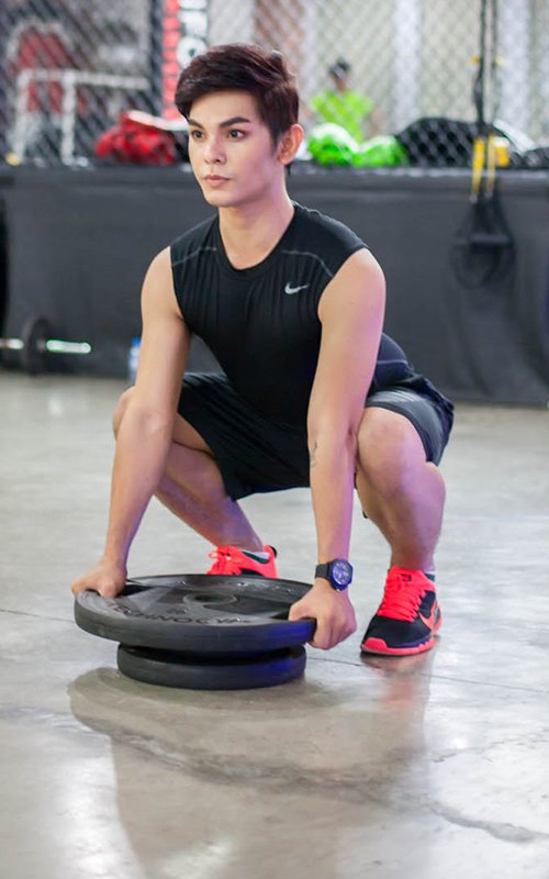 Sơn Ngọc Minh mướt mồ hôi tập cơ bụng "6 múi" - 4