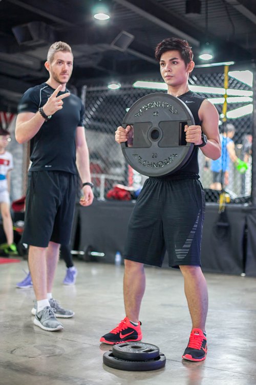 Sơn Ngọc Minh mướt mồ hôi tập cơ bụng "6 múi" - 5