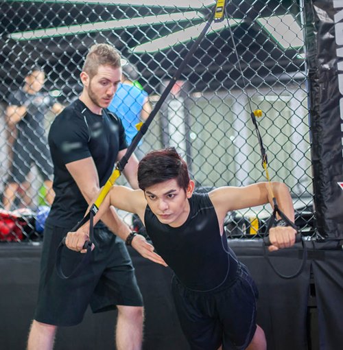 Sơn Ngọc Minh mướt mồ hôi tập cơ bụng "6 múi" - 6