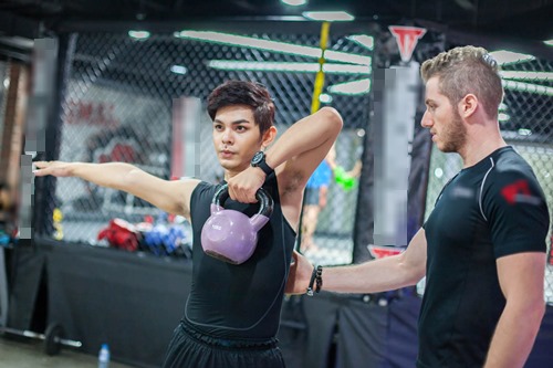 Sơn Ngọc Minh mướt mồ hôi tập cơ bụng "6 múi" - 7