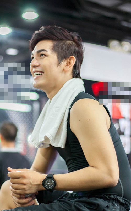 Sơn Ngọc Minh mướt mồ hôi tập cơ bụng "6 múi" - 10