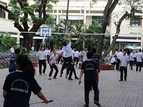 TPHCM: Học sinh lao đao vì ngoại khóa - 1