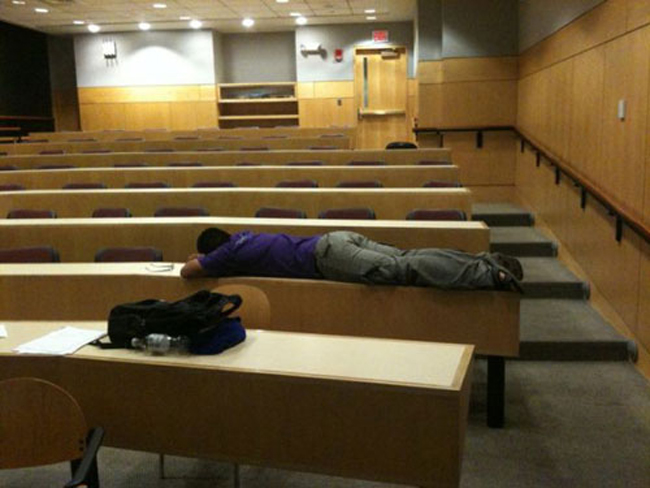 Đến lớp chưa có ai nên tranh thủ ngủ
