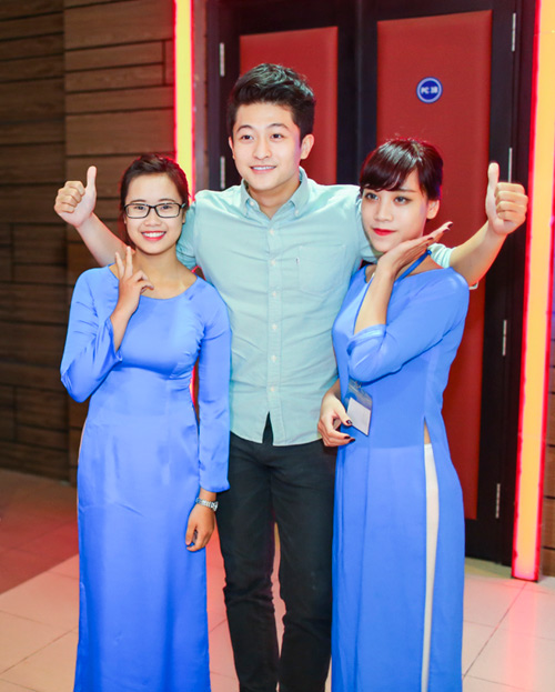 Hoàng Thùy Linh ngại ngùng khi được fan nữ hôn - 7