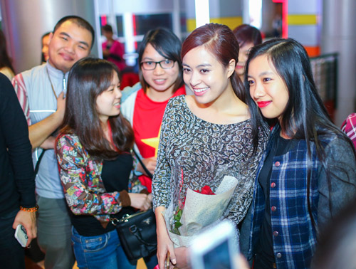 Hoàng Thùy Linh ngại ngùng khi được fan nữ hôn - 4