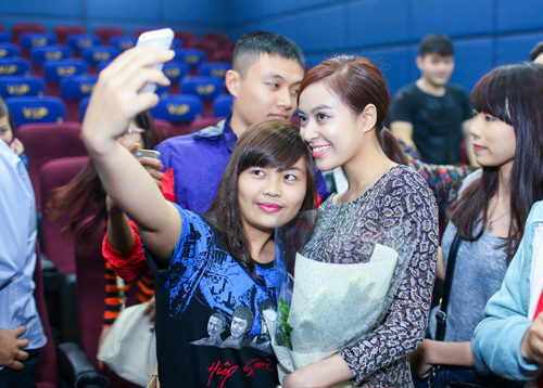 Hoàng Thùy Linh ngại ngùng khi được fan nữ hôn - 2