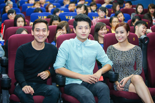 Hoàng Thùy Linh ngại ngùng khi được fan nữ hôn - 5