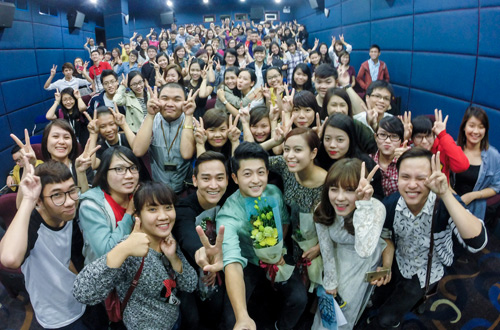 Hoàng Thùy Linh ngại ngùng khi được fan nữ hôn - 9