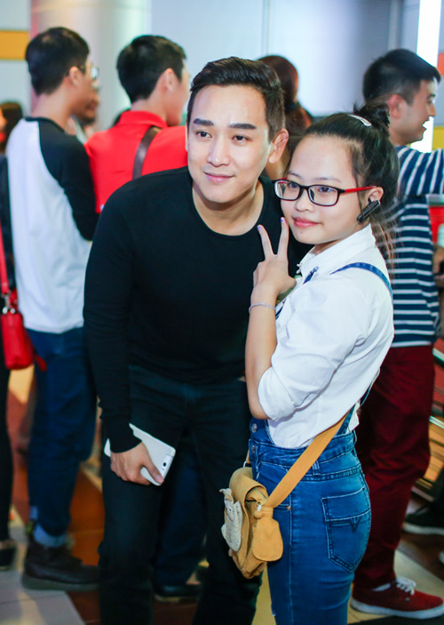 Hoàng Thùy Linh ngại ngùng khi được fan nữ hôn - 8