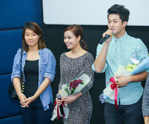 Hoàng Thùy Linh ngại ngùng khi được fan nữ hôn - 6