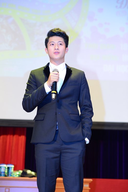 Hoàng Thùy Linh ngại ngùng khi được fan nữ hôn - 3