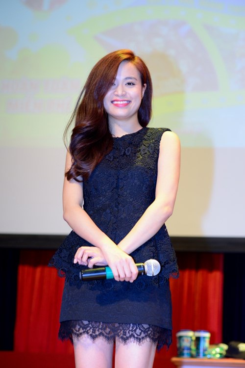 Hoàng Thùy Linh ngại ngùng khi được fan nữ hôn - 2