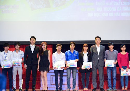 Hoàng Thùy Linh ngại ngùng khi được fan nữ hôn - 4