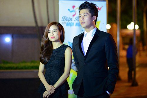 Hoàng Thùy Linh ngại ngùng khi được fan nữ hôn - 5