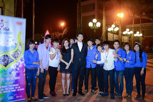 Hoàng Thùy Linh ngại ngùng khi được fan nữ hôn - 6