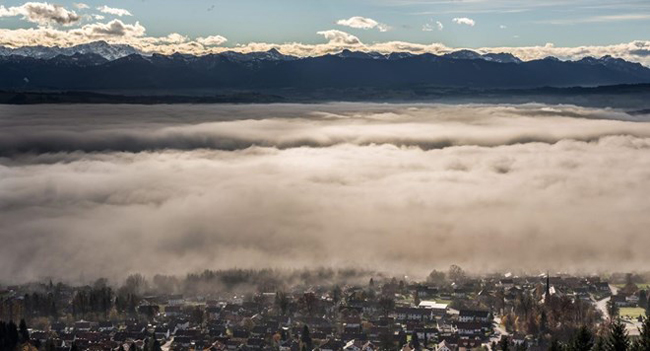 Một góc nhìn trên dãy Alps. Quang cảnh bị bao phủ bởi một lớp sương mù tại Hohenpeißenberg, Đức, ngày 11/11. Ảnh: EPA.
