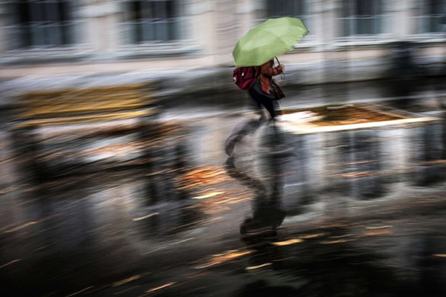 Một người đi dưới mưa với một chiếc ô ở Lyon, Pháp, ngày 4/11. Đã có 6.500 hộ gia đình đã mất điện ở Ardeche, phía nam thành phố Lyon do mưa lớn hoành hành khắp khu vực. Ảnh: AP.
