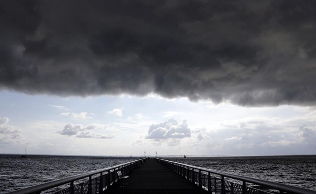 Những đám mây đen bao phủ bầu trời mùa thu tại một đê chắn sóng ở Andernos, tây nam nước Pháp, ngày 4/11. Ảnh: AP.
