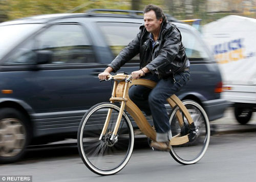 "Chơi trội" với chiếc xe đạp điện bằng gỗ - 1