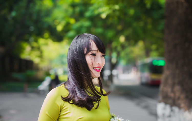 Hoa khôi Hà Nội chọn chiếc áo dài cốm nền nã về thăm trường
