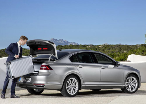 Volkswagen passat 2015 đầu tiên đến tay khách hàng