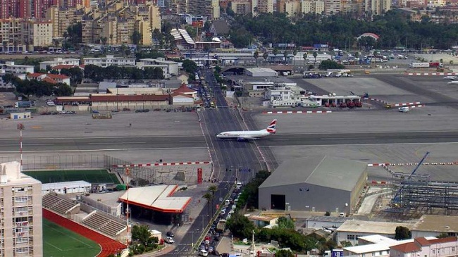 Sân bay quốc tế Gibraltar với đường bay bị cắt ngang bởi một con đường


