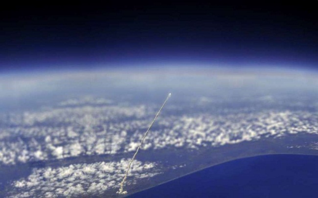 Cảnh tàu không gian Atlantis được phóng chụp từ Trạm không gian quốc tế


