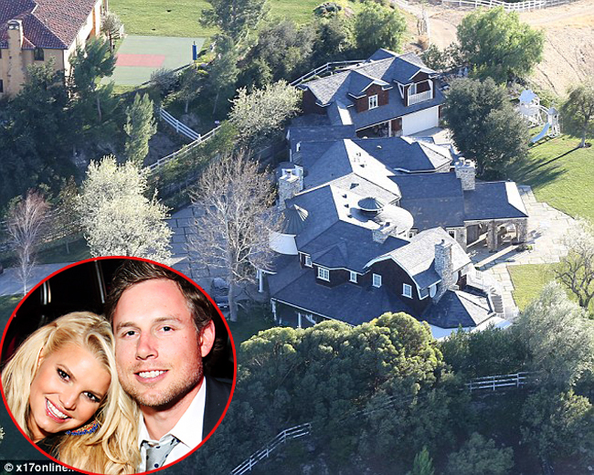 Nữ ca sĩ Jessica Simpson đã tậu căn biệt thự hơn 1.000 m2 ở Hidden Hills, California.


