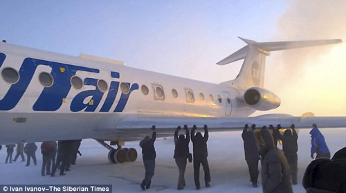 Nga: Hành khách hò nhau đẩy máy bay bị đóng băng - 1