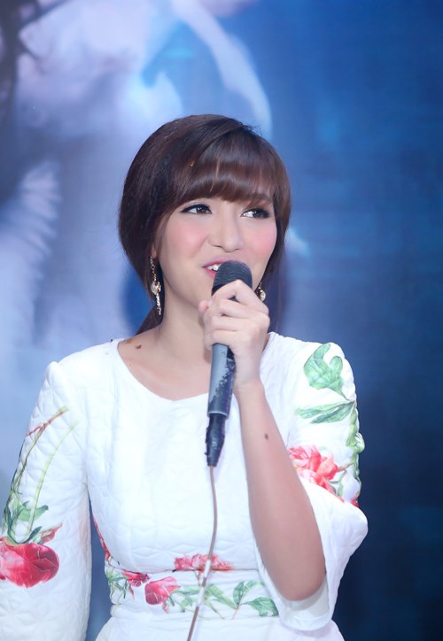 Bích Phương tự tin khoe khả năng hát live trước fan - 2