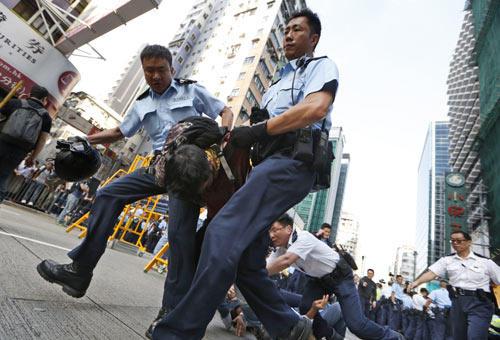 Hong Kong: 7 cảnh sát tấn công người biểu tình bị bắt - 3