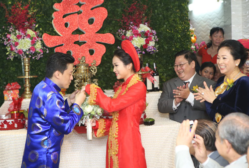 Lam Trường ngọt ngào hôn cô dâu Yến Phương - 14