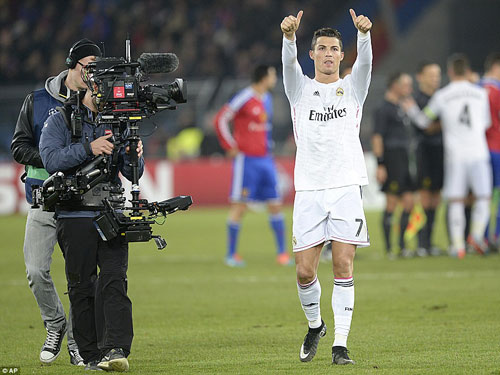 Fan nữ tràn sân, khóc đỏ mắt vì được gặp Ronaldo - 6