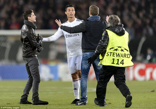 Fan nữ tràn sân, khóc đỏ mắt vì được gặp Ronaldo - 3