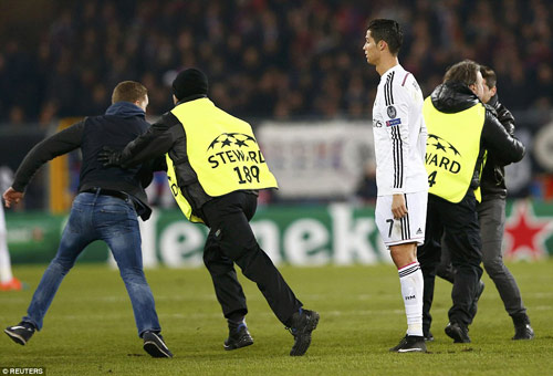 Fan nữ tràn sân, khóc đỏ mắt vì được gặp Ronaldo - 4