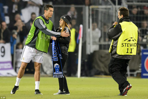 Fan nữ tràn sân, khóc đỏ mắt vì được gặp Ronaldo - 2