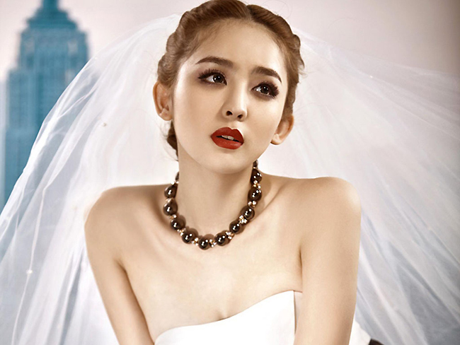 Cô cũng từng tham gia đóng MV ca nhạc của Châu Kiệt Luân vào năm 2012.
