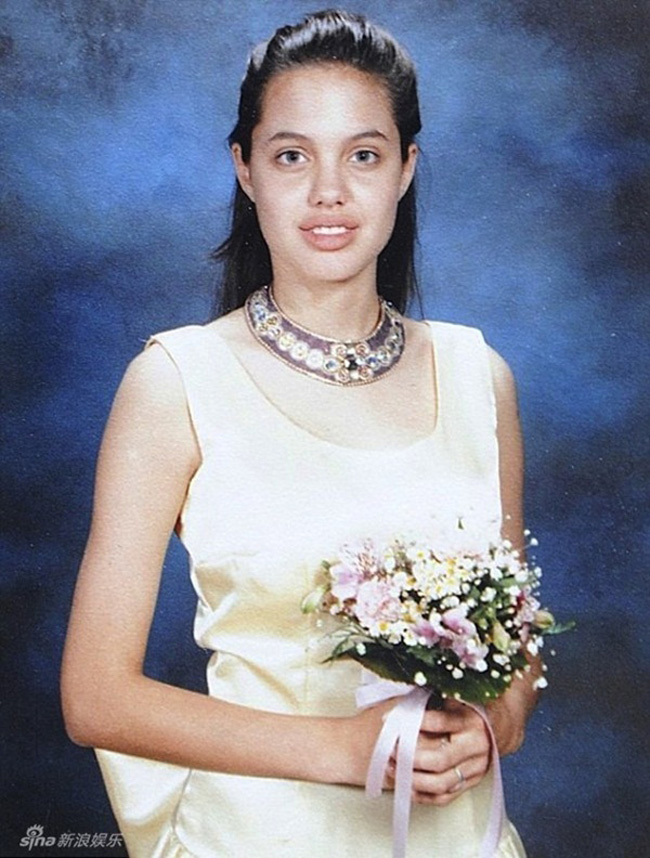 Angelina Jolie với gương mặt ngây thơ và bờ môi đầy đặn năm 14 tuổi.


